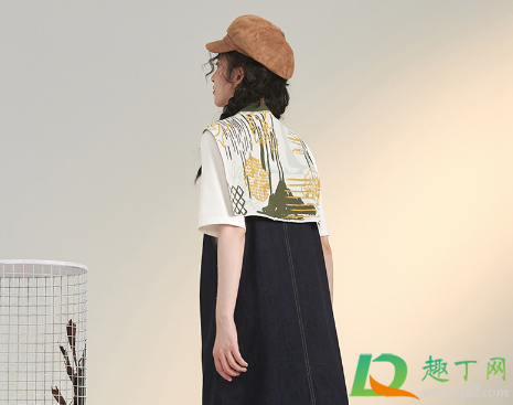 背带裙肩带老滑是什么原因(为什么背带裙的肩带老往下滑)