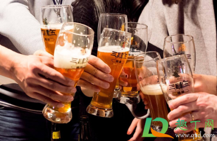 为什么喝啤酒会拉肚子喝白酒就不会(喝白酒不拉肚子,喝啤酒拉肚子是什么原因)