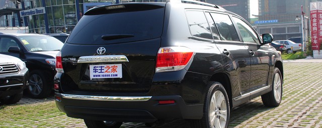 汽车起步时冲一下是怎么回事(汽车起步时往前冲一下)