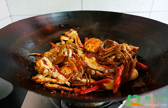 炒螃蟹要先蒸熟吗(蒸过的螃蟹可以炒吗)