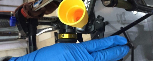 自己动手更换刹车油(自己动手更换刹车油如此简单,你也可以做到)