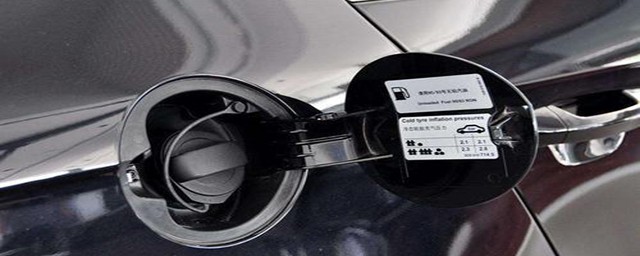 汽车油箱排气孔的具体位置(汽车油箱排气管在哪个位置)