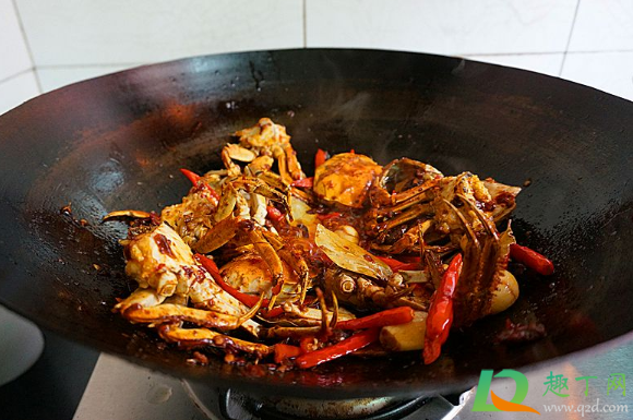 炒螃蟹要切开再炒吗(炒螃蟹要不要先煮一下) 炒螃蟹要切开再炒吗(炒螃蟹要不要先煮一下)