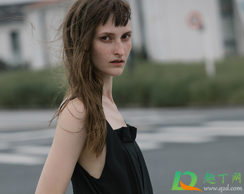 背带裙滑肩是大了吗(为什么背带裙的肩带老往下滑)