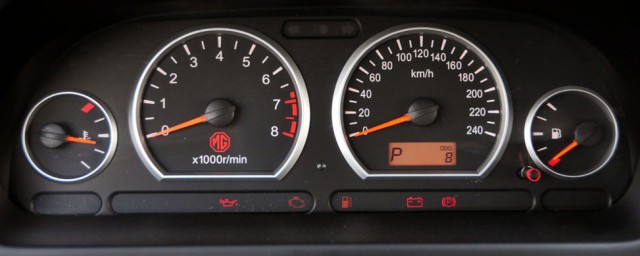 车辆仪表盘未熄火状态下应该显示什么标志(汽车熄火状态下,仪表盘上出现小汽车)