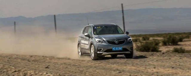 汽车在沙地驾驶的小技巧(车在沙地怎么开)