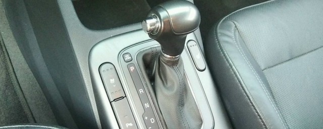 起亚k3变速箱上那个按键是什么东西(起亚k3档杆按钮是什么)