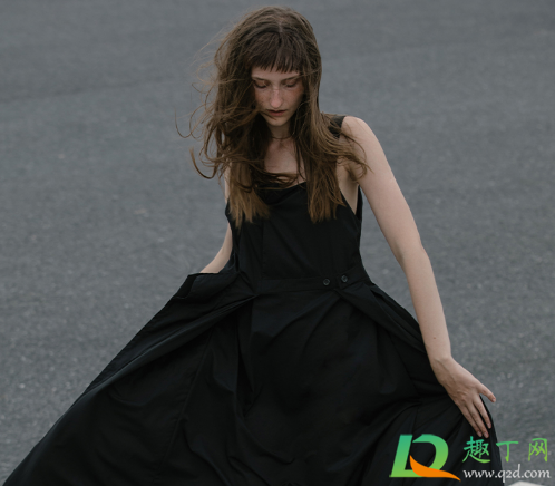 背带裙滑肩是大了吗(为什么背带裙的肩带老往下滑)