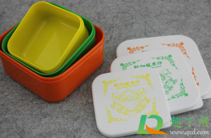 塑料饭盒的油味怎么去除(塑料盒有油味怎么去除)