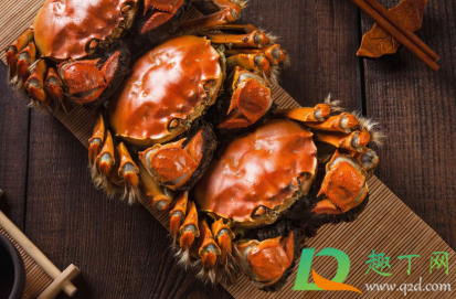 冷藏大闸蟹死了能不能吃了(大闸蟹死了放在冰箱冷冻后可以吃吗)