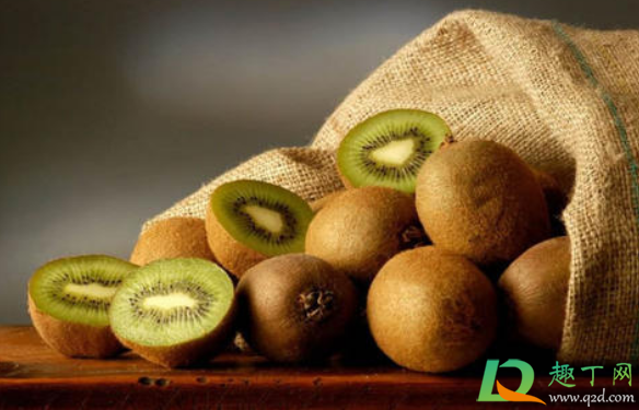猕猴桃放在什么地方容易熟(猕猴桃放着能熟吗)
