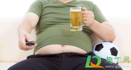 经常喝啤酒是不是肚子容易大(喝啤酒为什么容易肚子大)