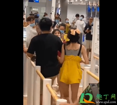 青岛宜家打架完整版视频(青岛宜家打架斗殴)