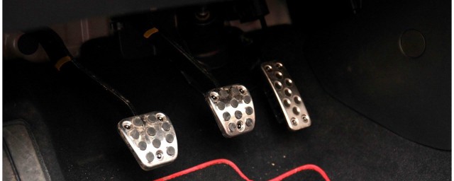 坡道停车时离合刹车能一起踩吗(坡道停车离合不踩到底只踩刹车可以么)