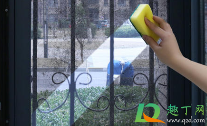 厨房纱窗上的油烟用什么清洗的快(厨房间纱窗上全是油污如何快速清洗)