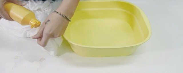 怎么把衣服和袖口上的油渍洗干净(用什么方法洗去衣服上的油渍)