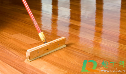 木地板上油还是打蜡(地板抹油还是打蜡)