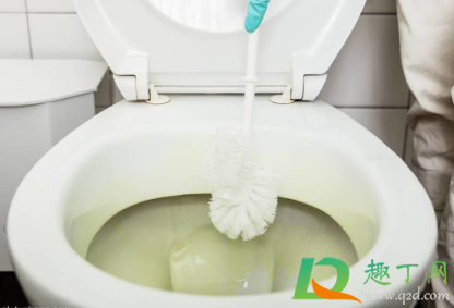 马桶s弯污垢很厚怎么去除(马桶弯道尿垢太厚去除小窍门)
