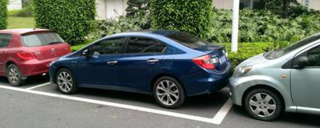 怎么侧边停车(怎么侧边停车不压线)