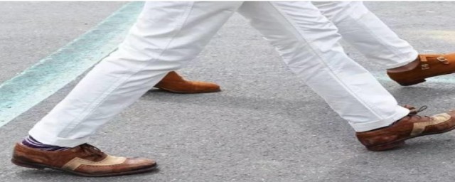 男士白色运动裤搭配技巧(男生白色运动裤怎么搭配衣服和鞋子)