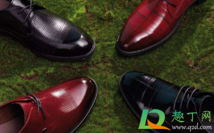 白色皮鞋上面起了霉斑怎么去除(白色皮面鞋子发霉斑怎么清洗)