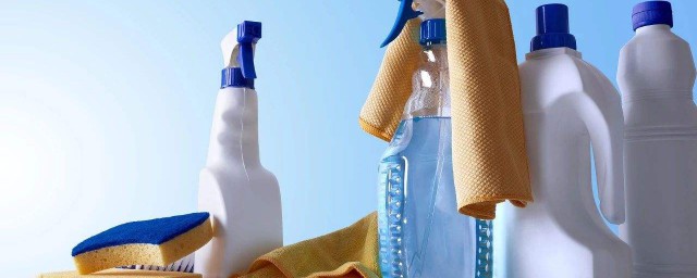 衣服喷了消毒液后是否用冲洗(消毒液能不能直接喷洒在衣服上)