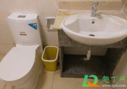 马桶s弯污垢很厚怎么去除(马桶弯道尿垢太厚去除小窍门)