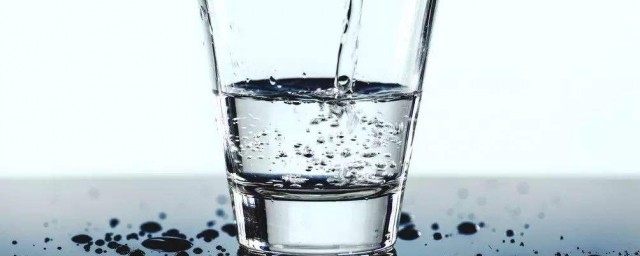 一天喝水量最少是多少(每天喝水总量是多少)