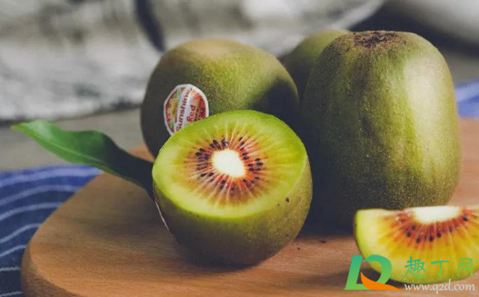猕猴桃剥开皮有大块白色斑块是坏了吗(猕猴桃削皮后有白斑点) 猕猴桃剥开皮有大块白色斑块是坏了吗(猕猴桃削皮后有白斑点)