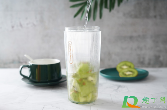 猕猴桃榨汁加水还是加纯牛奶(猕猴桃榨汁可以加牛奶吗) 猕猴桃榨汁加水还是加纯牛奶(猕猴桃榨汁可以加牛奶吗)