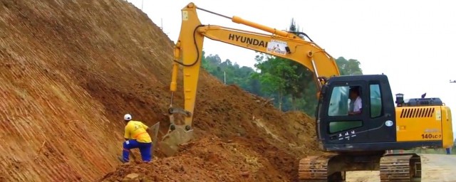 挖机陡坡作业注意这4点(挖掘机下陡坡怎么操作)