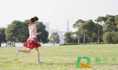 跑步胸闷气短呼吸困难怎么调整(跑步时胸闷气短如何办)