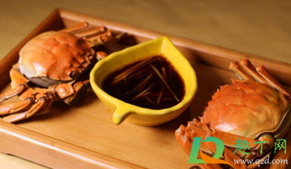 冷藏大闸蟹死了能不能吃了(大闸蟹死了放在冰箱冷冻后可以吃吗)