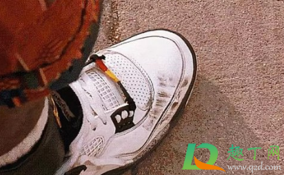 柴油滴到鞋上怎样去除(鞋面上的柴油怎么去除)