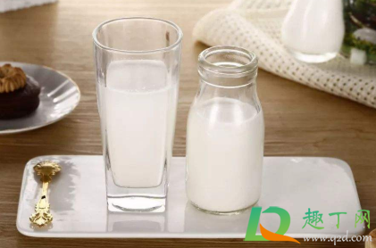 喝纯牛奶上火还是去火(上火是不是不能喝纯牛奶)