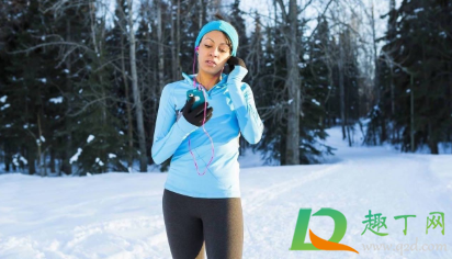 冬天跑步穿什么衣服(冬天跑步穿什么衣服最合适图片)