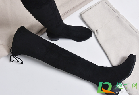 过膝靴里面穿什么袜子(过膝靴穿什么颜色袜子)