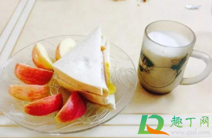 喝纯牛奶上火还是去火(上火是不是不能喝纯牛奶)