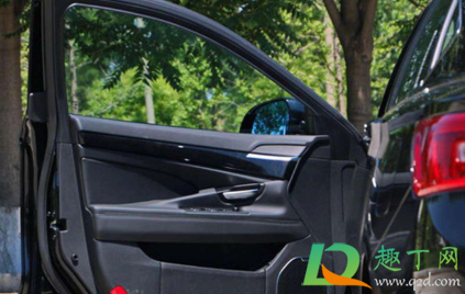 车内弄上柴油怎么清理(车上撒柴油怎么去除)