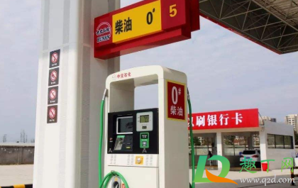 车内弄上柴油怎么清理(车上撒柴油怎么去除)