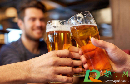 为什么喝啤酒会拉肚子喝白酒就不会(喝白酒不拉肚子,喝啤酒拉肚子是什么原因)