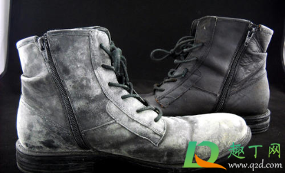 白色皮鞋上面起了霉斑怎么去除(白色皮面鞋子发霉斑怎么清洗)