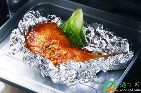 烤箱锡纸是光面朝上还是光面朝下(烧烤锡纸亮面朝上还是朝下)
