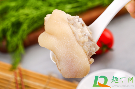 猪蹄焯水是冷水好还是热水好(猪蹄冷水下锅焯水好还是开水好)