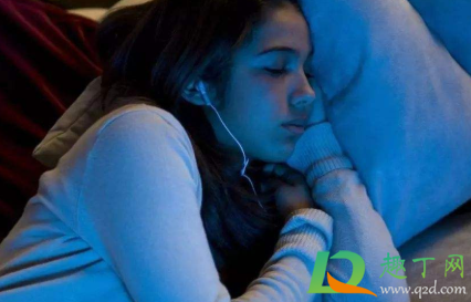 戴耳塞睡觉影响耳朵吗(经常戴耳塞睡觉对耳朵有影响吗)