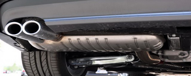 汽车踩油门时有漏气的声音处理方法(踩油门有漏气声)