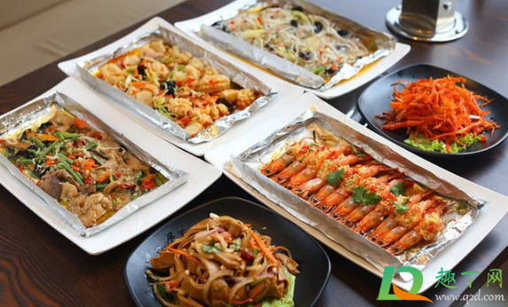 烤箱锡纸放烤盘上面还是下面(烤箱盘子为什么放锡纸)