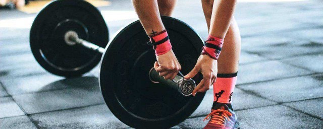 杠铃的练习方法(练杠铃的最佳方法图解)