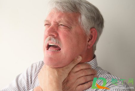 食物卡在气管时的急救方法(食物卡在气管急救法叫什么)