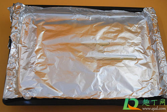 烤箱锡纸放烤盘上面还是下面(烤箱盘子为什么放锡纸)